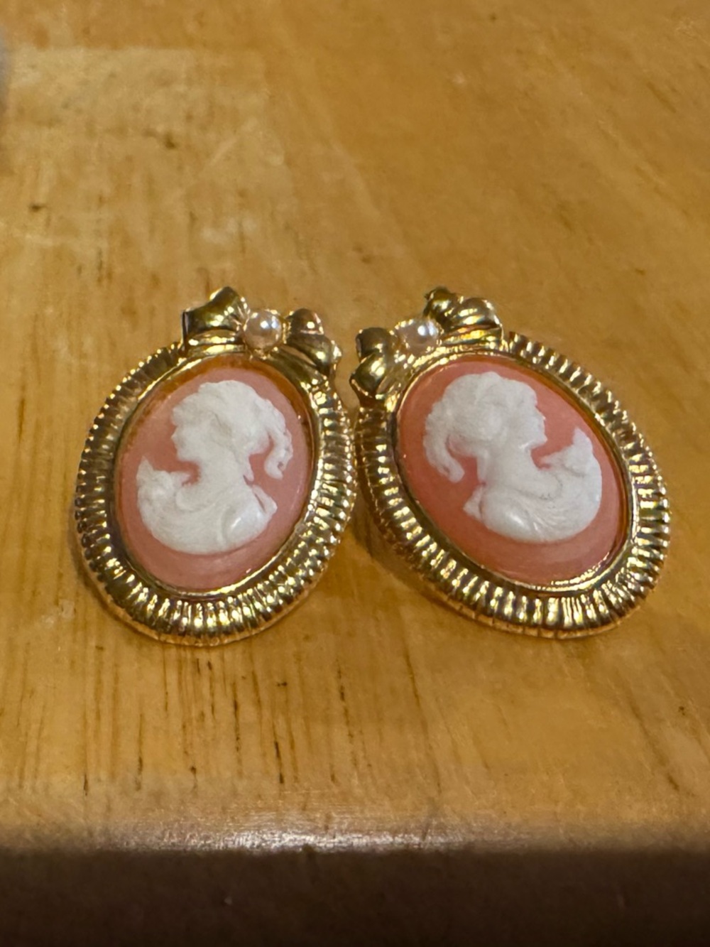 Vintage 1980s Gold Tone Pink Oval Cameo Earrings Studs